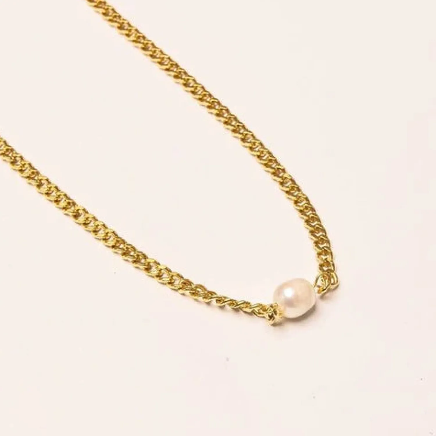 Women We Are Emte Pearl Necklace In Gold Plated